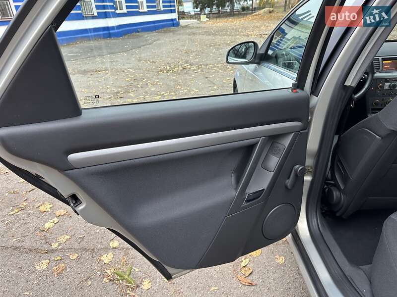 Лифтбек Opel Vectra 2006 в Лебедине