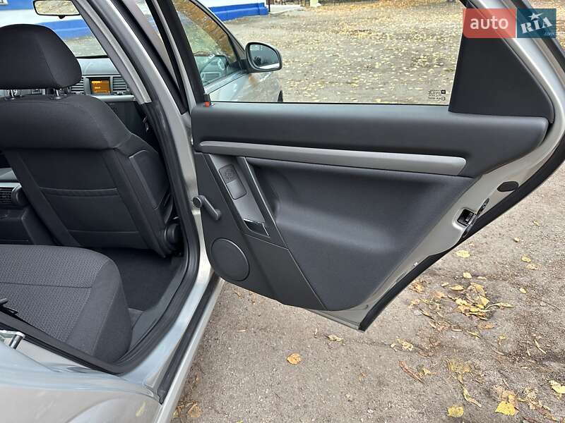 Лифтбек Opel Vectra 2006 в Лебедине