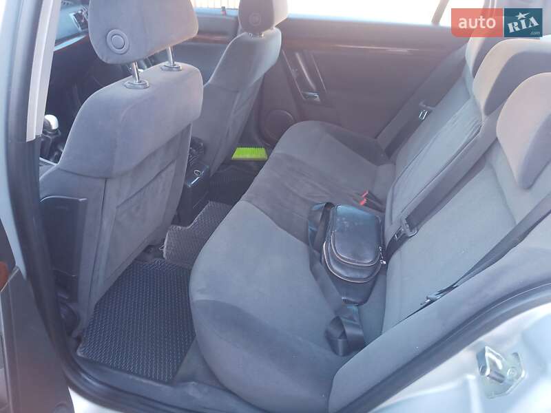 Седан Opel Vectra 2005 в Малине