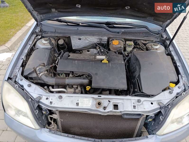 Седан Opel Vectra 2004 в Радехові