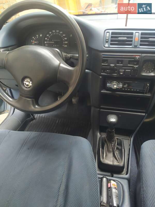 Седан Opel Vectra 1989 в Самборі