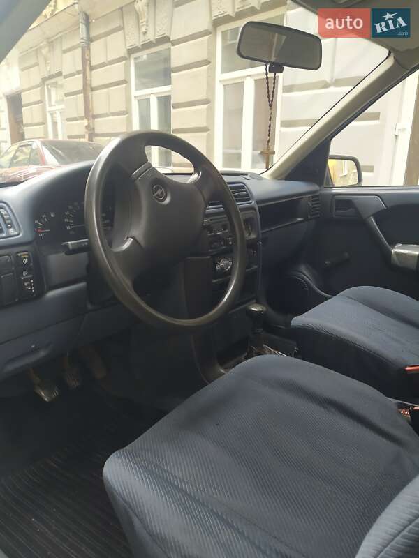 Седан Opel Vectra 1989 в Самборі