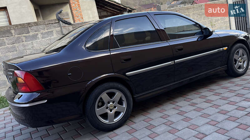 Седан Opel Vectra 2000 в Хусте