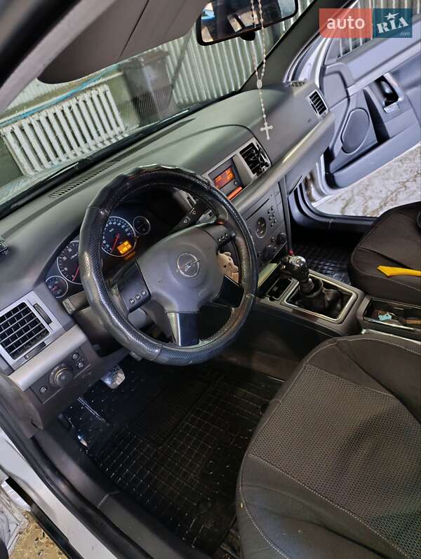 Универсал Opel Vectra 2004 в Черновцах