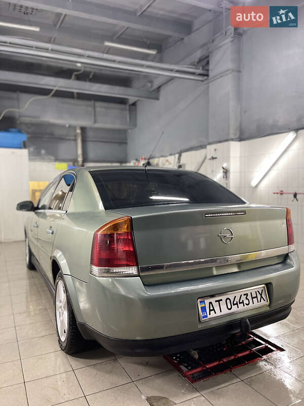 Седан Opel Vectra 2004 в Львове