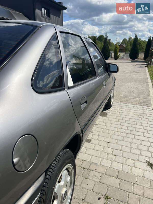 Седан Opel Vectra 1992 в Яворове