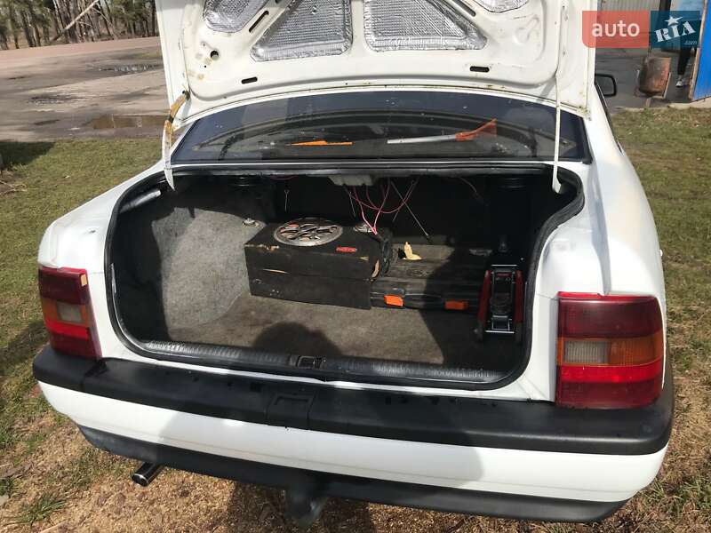 Седан Opel Vectra 1990 в Чуднові