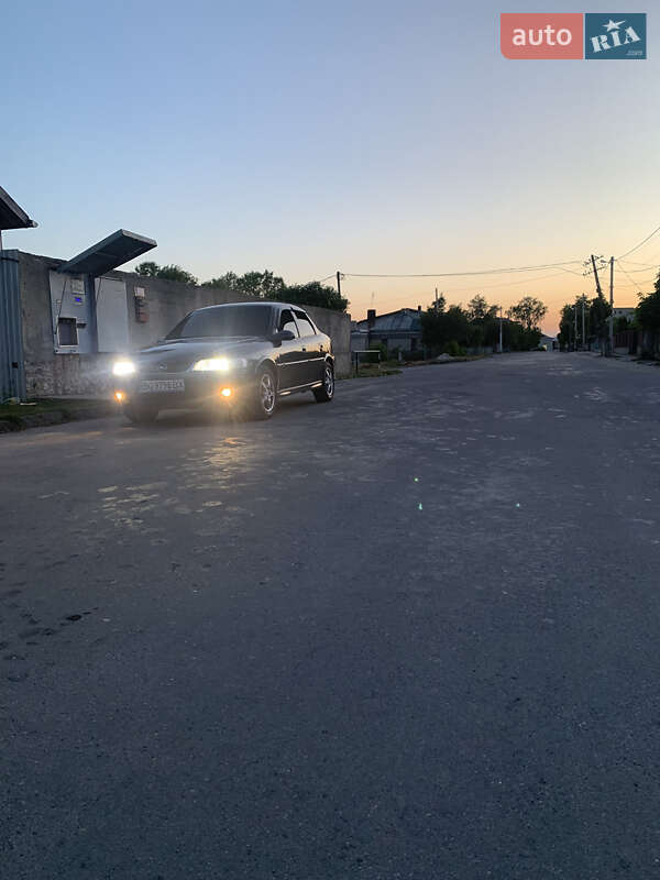 Седан Opel Vectra 2000 в Скалате