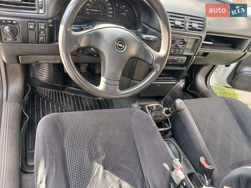 Ліфтбек Opel Vectra 1994 в Кременчуці фото 12 Ліфтбек Opel Vectra 1994 в Кременчуці