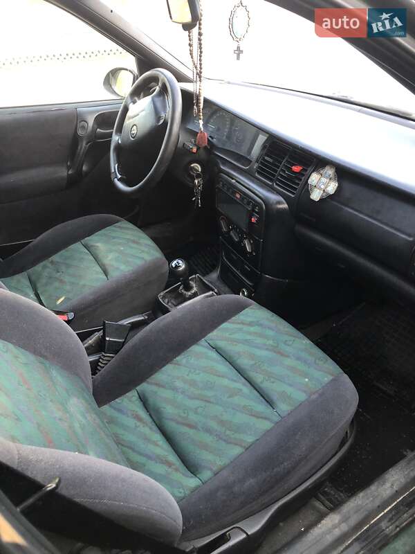 Седан Opel Vectra 1996 в Городке