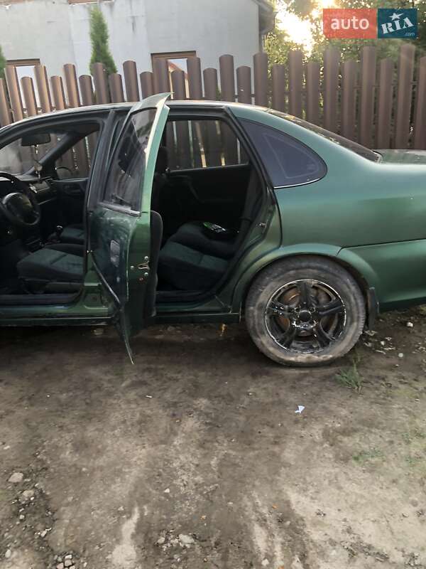 Седан Opel Vectra 1996 в Городке