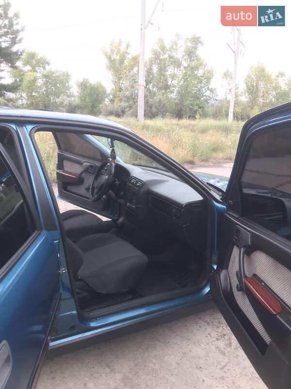 Лифтбек Opel Vectra 1992 в Горишних Плавнях