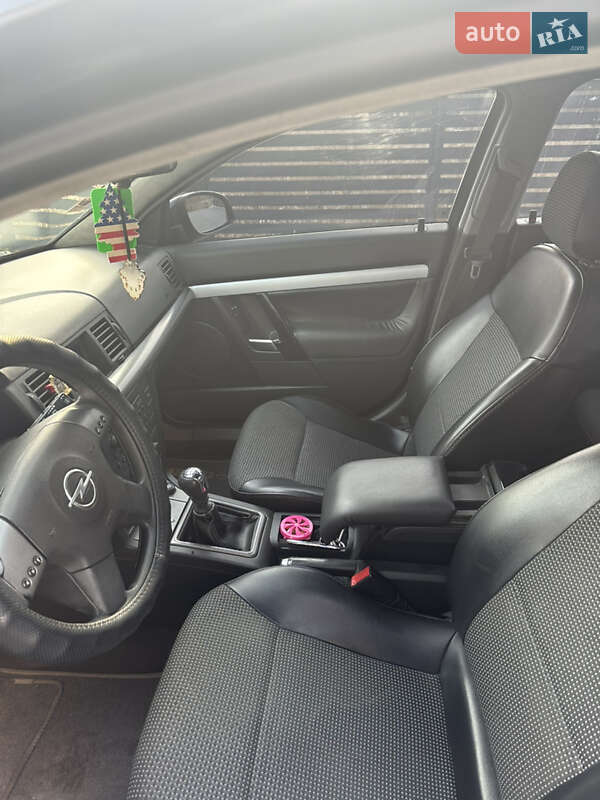 Седан Opel Vectra 2004 в Львове