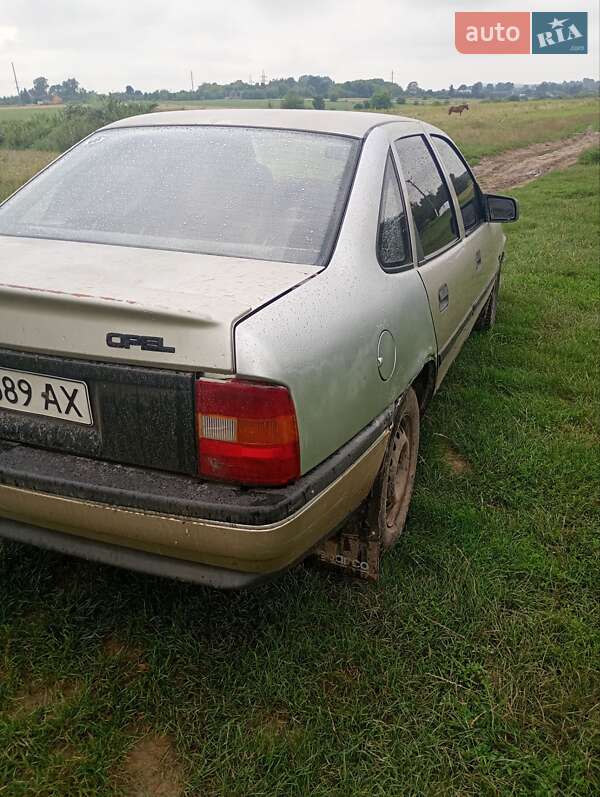 Седан Opel Vectra 1990 в Ровно