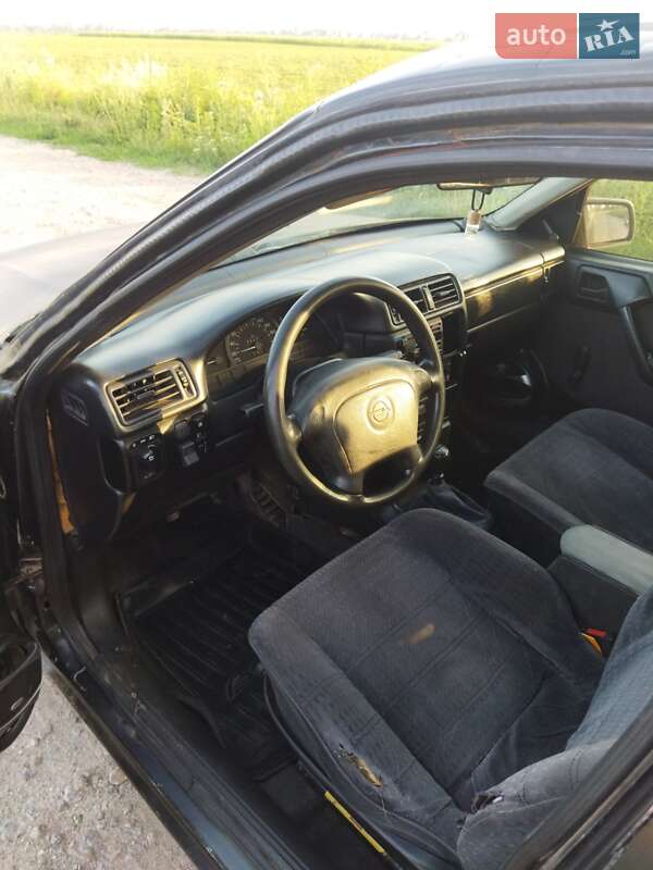 Седан Opel Vectra 1990 в Липовці