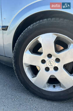 Лифтбек Opel Vectra 2004 в 