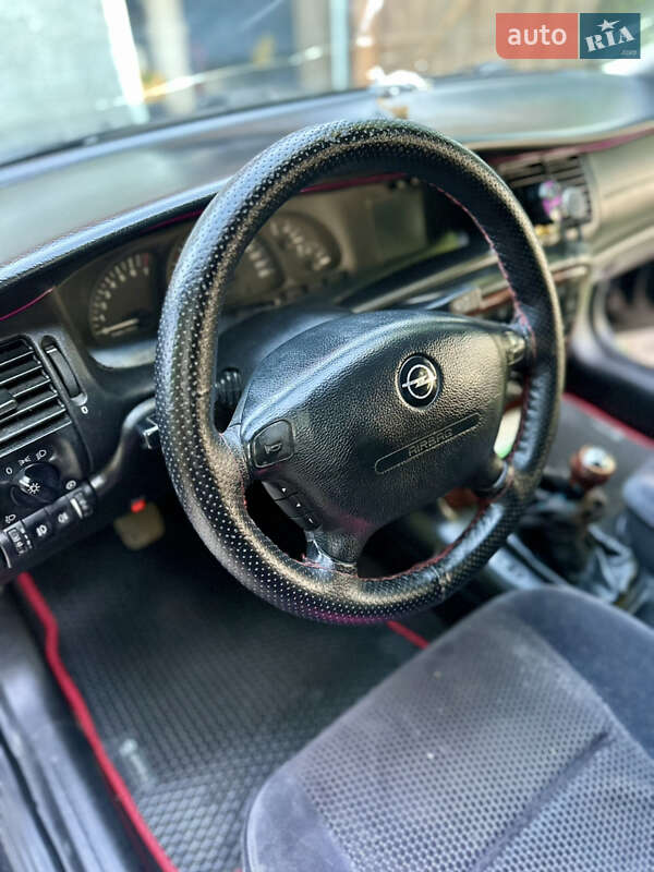 Седан Opel Vectra 1999 в Ромнах
