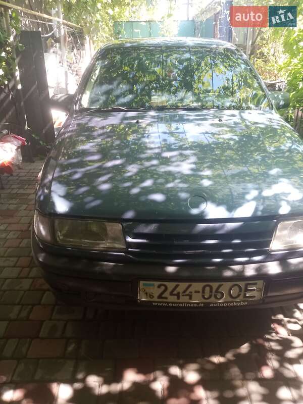 Седан Opel Vectra 1990 в Дачному