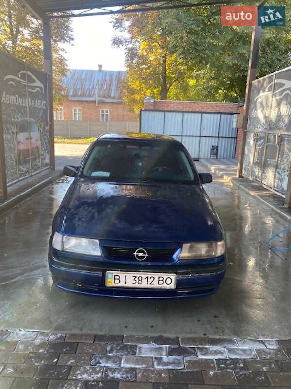 Седан Opel Vectra 1990 в Лубнах