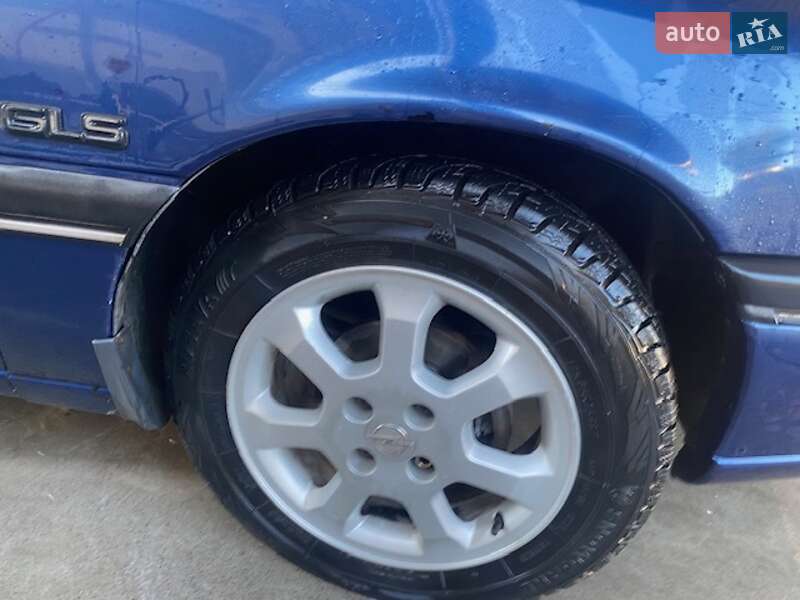 Седан Opel Vectra 1990 в Лубнах