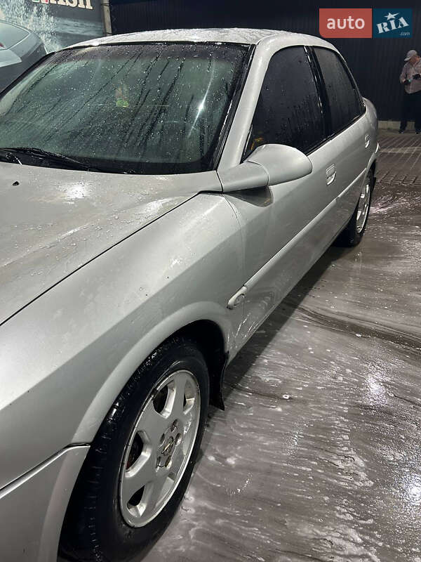 Седан Opel Vectra 1998 в Львове