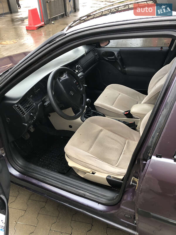 Лифтбек Opel Vectra 1996 в Долине