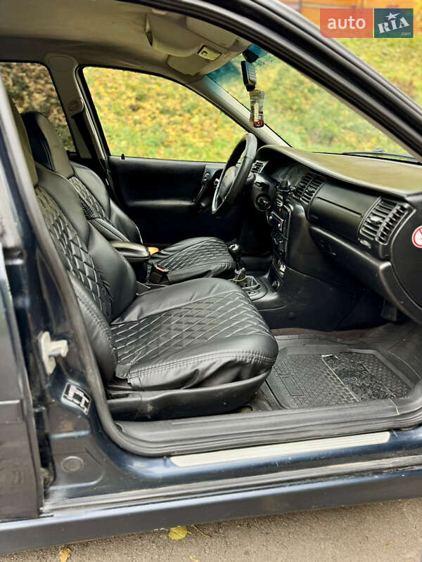 Седан Opel Vectra 2000 в Остроге