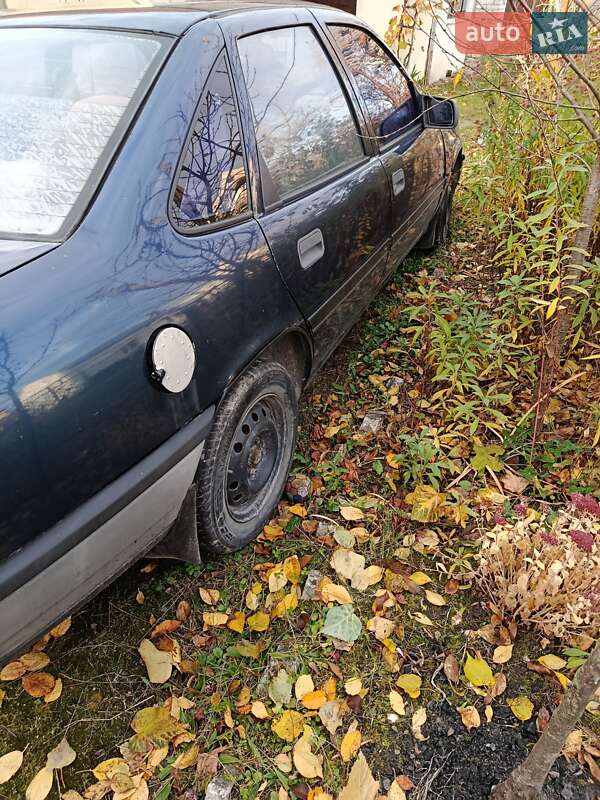 Седан Opel Vectra 1990 в Золочеві