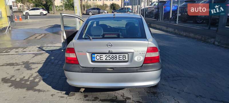 Ліфтбек Opel Vectra 1998 в Чернівцях