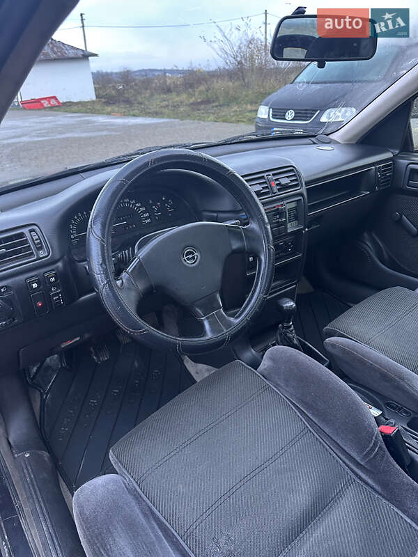Седан Opel Vectra 1990 в Отынии