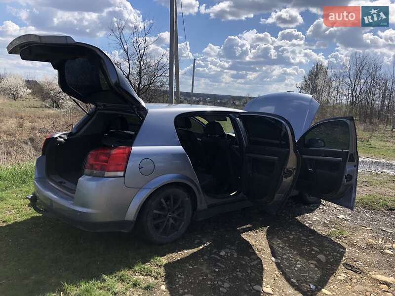 Лифтбек Opel Vectra 2004 в Калуше