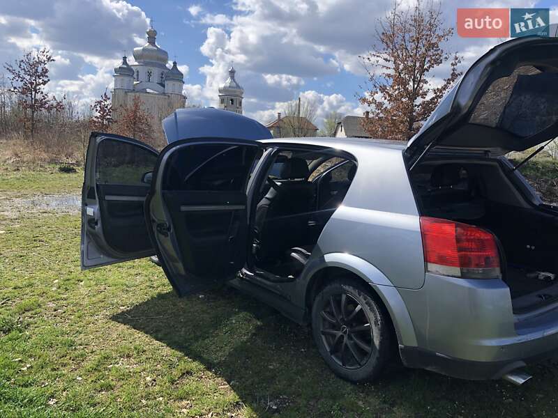 Лифтбек Opel Vectra 2004 в Калуше