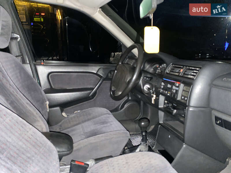 Седан Opel Vectra 1995 в Зборові