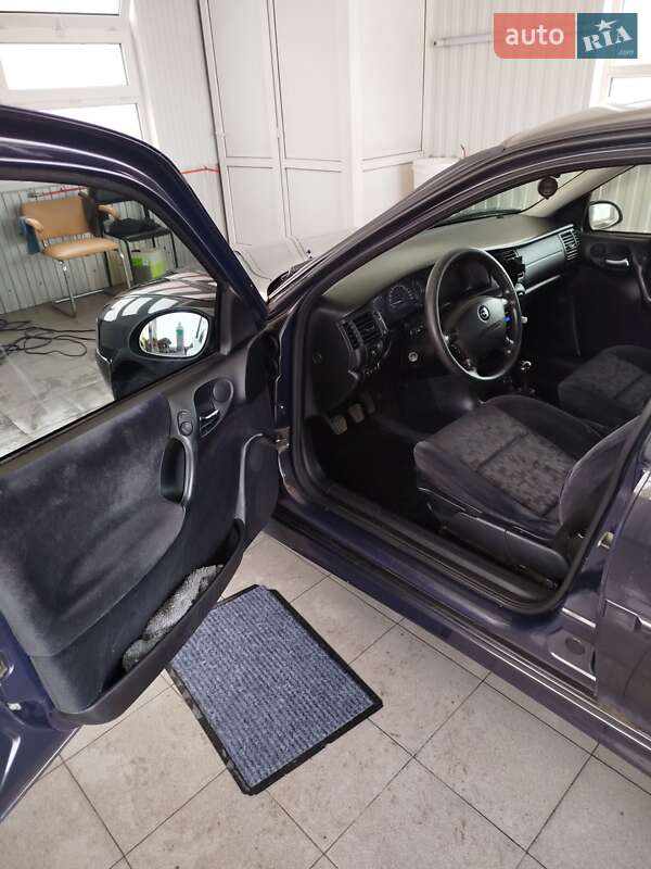 Седан Opel Vectra 2000 в Вишневом