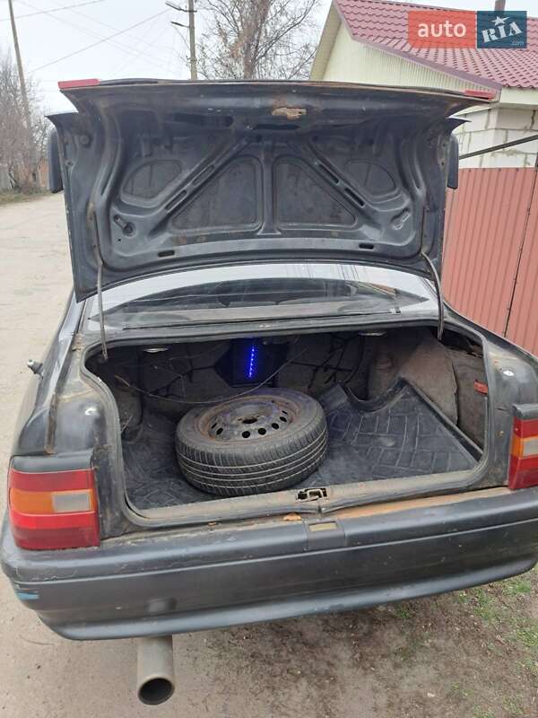 Седан Opel Vectra 1990 в Гадячі