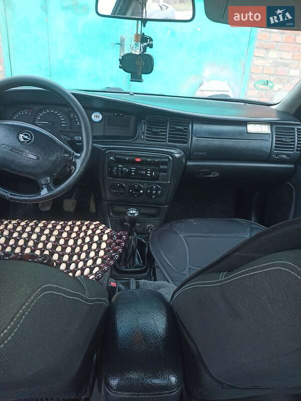 Седан Opel Vectra 2001 в Липовой Долине