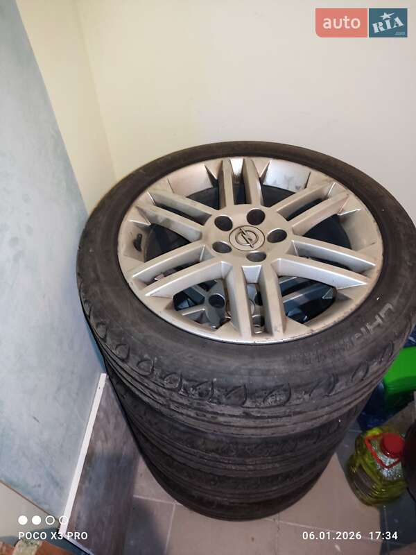 Лифтбек Opel Vectra 2004 в Вишневом