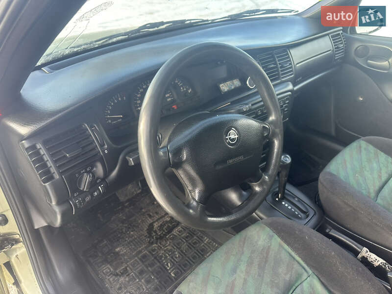 Седан Opel Vectra 1996 в Дрогобыче
