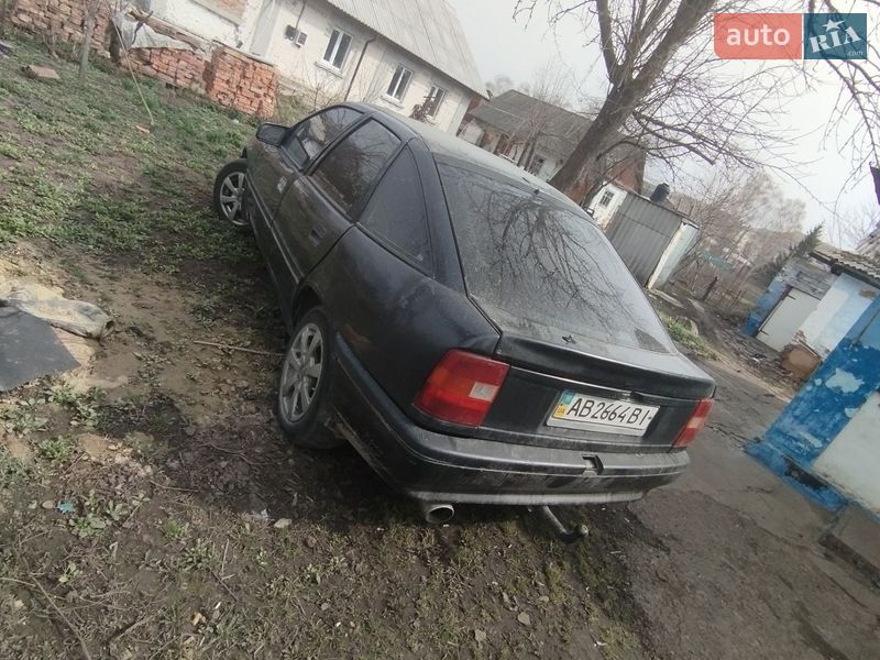 Лифтбек Opel Vectra 1990 в Погребище