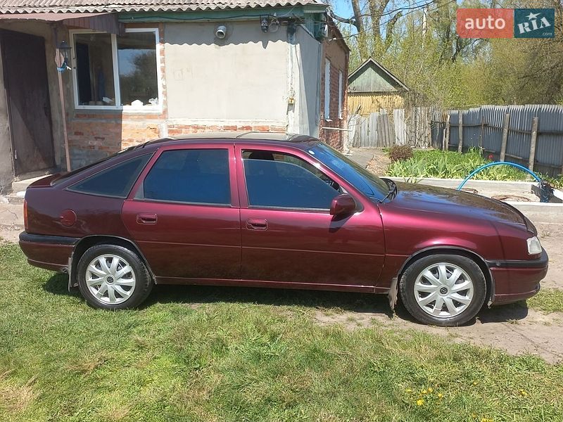 Лифтбек Opel Vectra 1989 в Змиеве