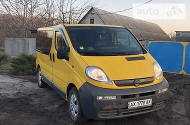 Вантажопасажирський фургон Opel Vivaro 2004 в Харкові