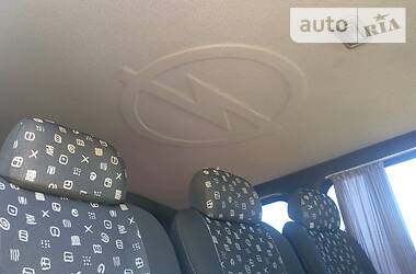 Вантажопасажирський фургон Opel Vivaro 2006 в 