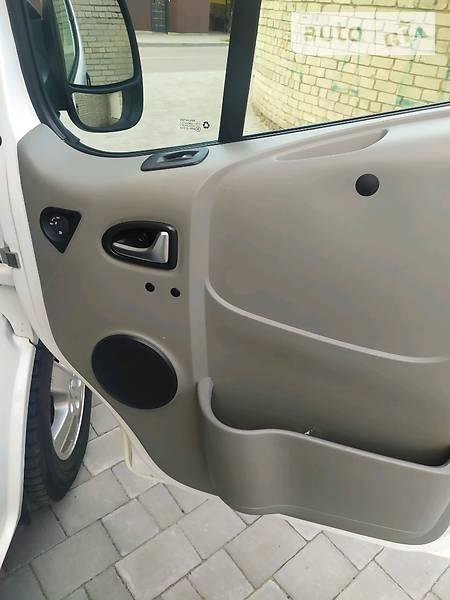 Грузопассажирский фургон Opel Vivaro 2011 в Львове