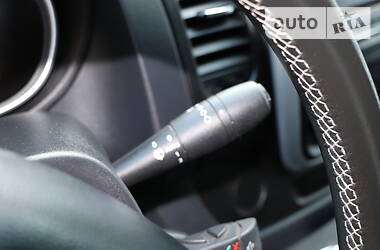 Вантажопасажирський фургон Opel Vivaro 2015 в 