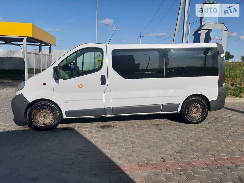 Вантажопасажирський фургон Opel Vivaro 2004 в Луцьку