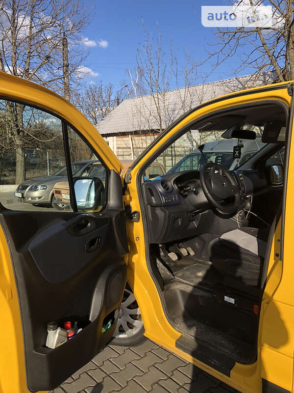 Вантажний фургон Opel Vivaro 2016 в Чернівцях