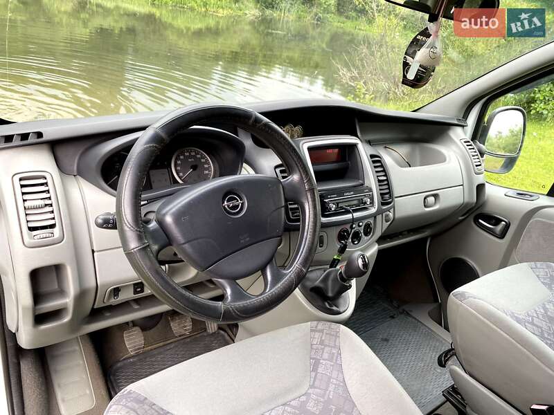 Минивэн Opel Vivaro 2011 в Цумани
