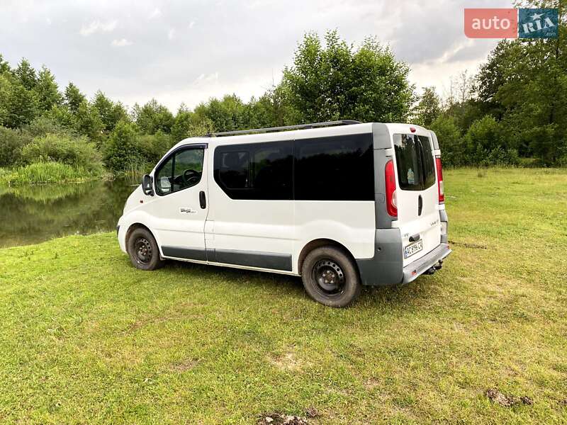 Минивэн Opel Vivaro 2011 в Цумани