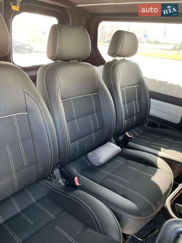 Мінівен Opel Vivaro 2016 в Рівному