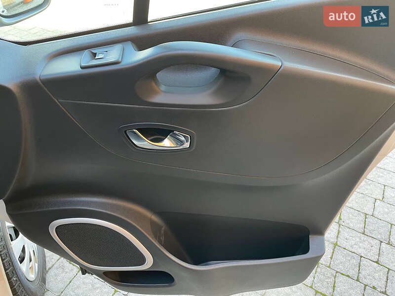 Мінівен Opel Vivaro 2016 в Коломиї